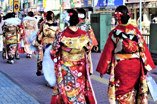 el día de los adultos en el desgaste formal de kimono - japanese ethnicity seijin no hi people outdoors fotografías e imágenes de stock