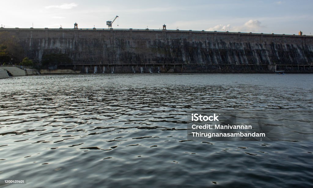 インドカルナタカ州マイソレの壮大なクリシュナラジャサガラダムの美しい景色ブリンダヴァン庭園の橋から見たkrsダムの湖 河川のストックフォト