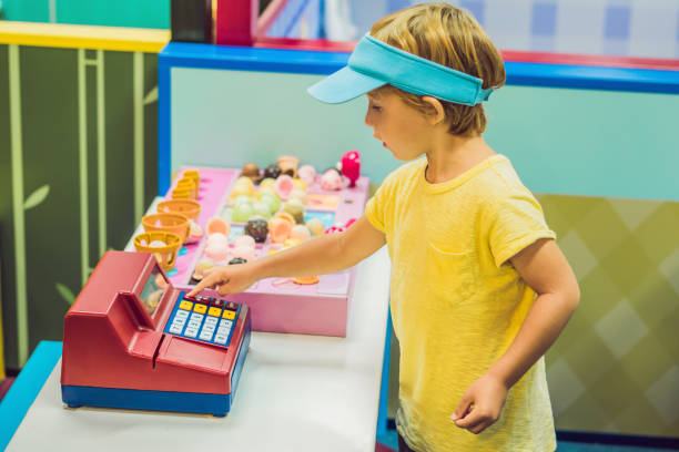 아이들은 아이스크림 판매자로 재생합니다. - child store shopping checkout counter 뉴스 사진 이미지