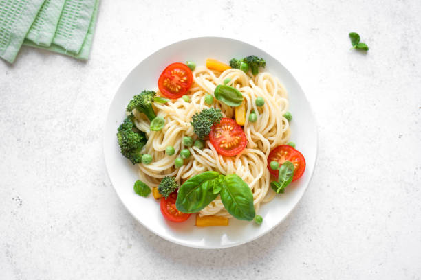 pasta spaghetti spring - basil bowl cooked cheese imagens e fotografias de stock