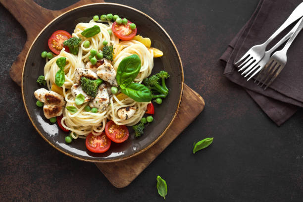 chicken pasta spaghetti primavera - basil bowl cooked cheese imagens e fotografias de stock