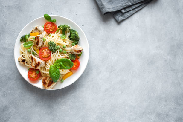 chicken pasta spaghetti primavera - basil bowl cooked cheese imagens e fotografias de stock