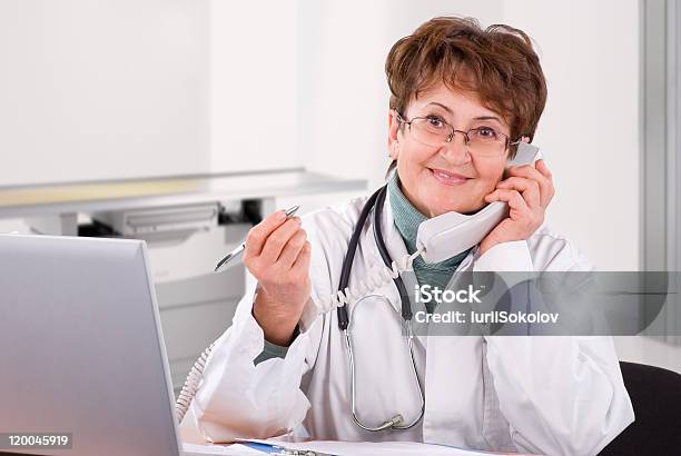 노인 여성 담담의 전화를 전화 55-59세에 대한 스톡 사진 및 기타 이미지 - 55-59세, 가정의 방, 건강 진단