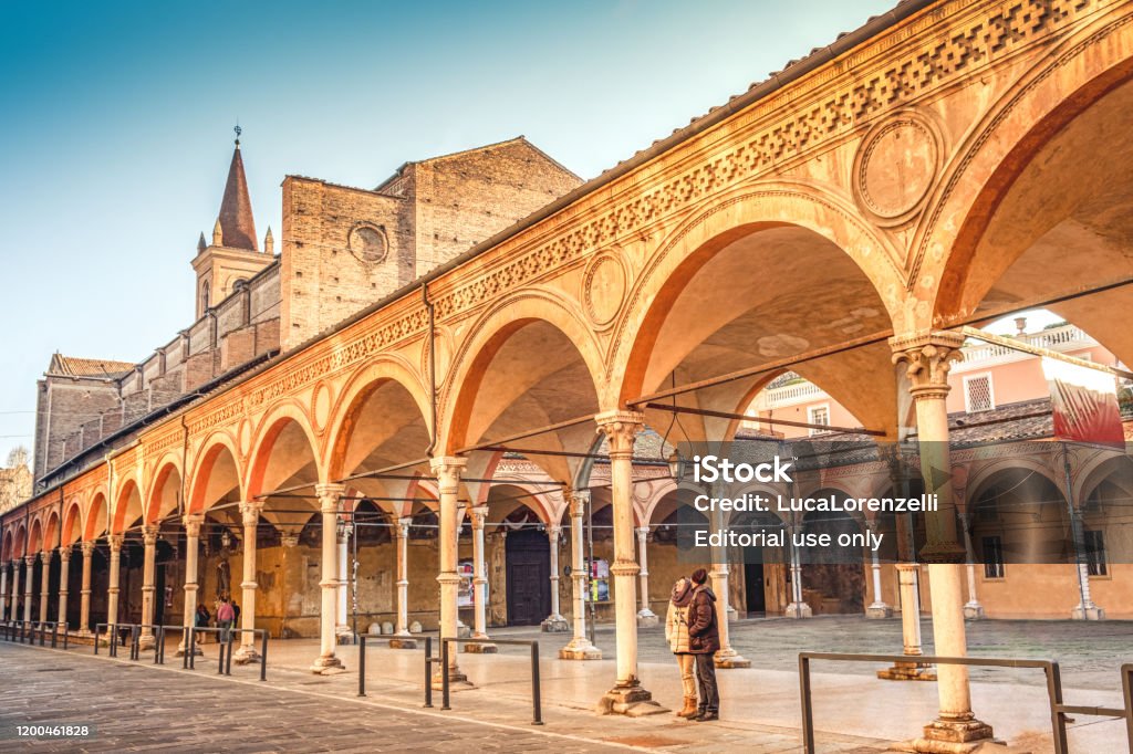 Bologna punto di riferimento locale dell'Emilia Romagna - Chiesa di Santa Maria dei Servi o Chiesa di Santa Lucia e arco o Portico - Foto stock royalty-free di Bologna