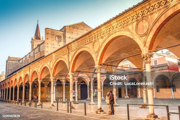 Bologna Punto Di Riferimento Locale Dellemilia Romagna Chiesa Di Santa Maria Dei Servi O Chiesa Di Santa Lucia E Arco O Portico - Fotografie stock e altre immagini di Bologna