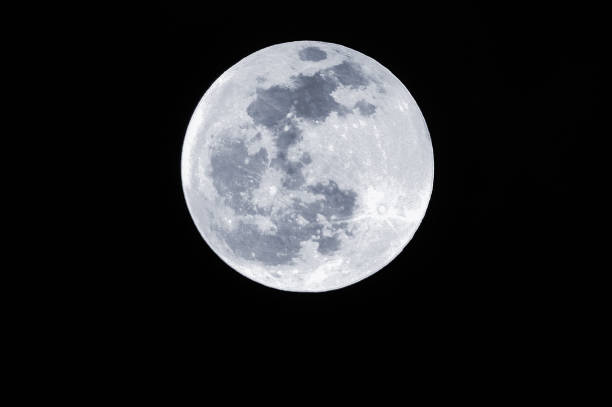 Full Moon phase 2020 On this day the Moon was in a Full Moon phase. During a Full Moon the moon is 100% illuminated as seen from Earth and is on the opposite side of the Earth from the Sun. fool moon stock pictures, royalty-free photos & images