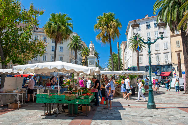 mercado agrícola de ajaccio no foch do lugar, córsega - praça de alimentação - fotografias e filmes do acervo