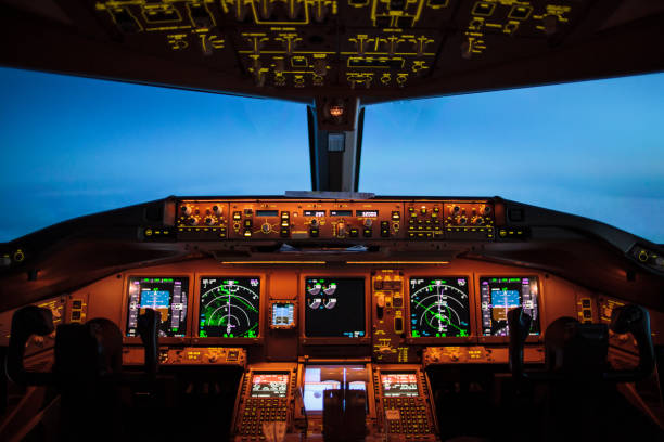 cockpit-übersicht während der blauen stunde - cockpit pilot airplane aerospace industry stock-fotos und bilder