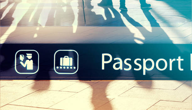 imigração do aeroporto e sinal do controle do passaporte, sombras dos povos como o fundo, retrato do conceito - border control - fotografias e filmes do acervo