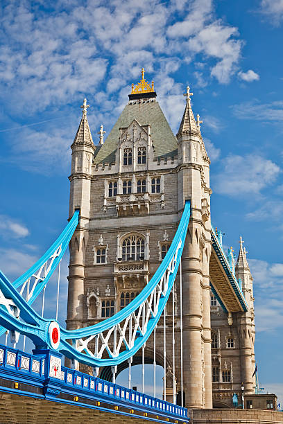 tower bridge - london england sunlight morning tower bridge photos et images de collection
