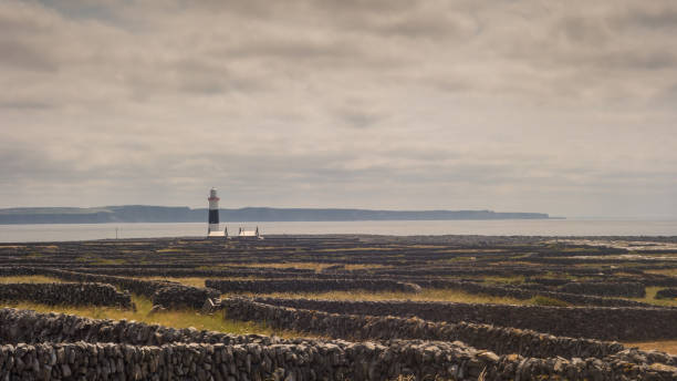 lighthouse on inisheer - inisheer imagens e fotografias de stock