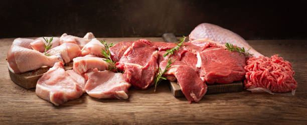 verschiedene arten von frischem fleisch: schweinefleisch, rindfleisch, pute und huhn - geflügelfleisch stock-fotos und bilder
