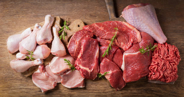 verschiedene arten von frischem fleisch: schweinefleisch, rindfleisch, pute und huhn, ansicht von oben - fleisch stock-fotos und bilder