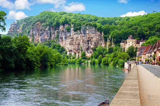 The Roque Gageac. View from the Dordogne. Dordogne. New Aquitaine Shot at 18/135, 200 iso, f 7.1, 1/160 second sarlat la caneda stock pictures, royalty-free photos & images