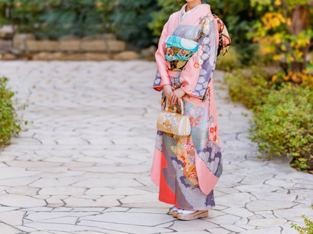 mujer joven con un kimono - japanese ethnicity seijin no hi people outdoors fotografías e imágenes de stock