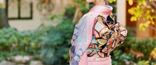 mujer joven con un kimono - japanese ethnicity seijin no hi people outdoors fotografías e imágenes de stock