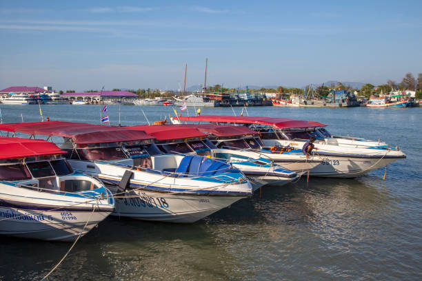 пирс марина азия, скоростные катера для туристов - thailand beach nautical vessel phuket province стоковые фото и изображения