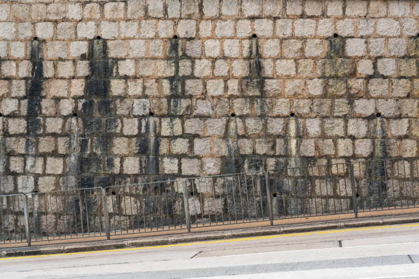 passagem da rua com parede de tijolo velha em hong kong - textured urban scene outdoors hong kong - fotografias e filmes do acervo