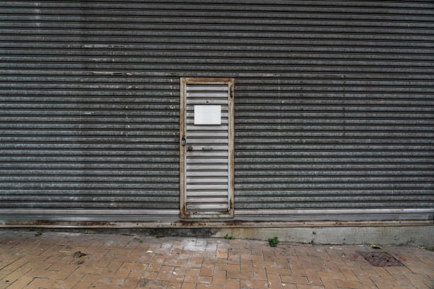 closeup de uma porta do metal encontrada tipicamente em edifícios - textured urban scene outdoors hong kong - fotografias e filmes do acervo