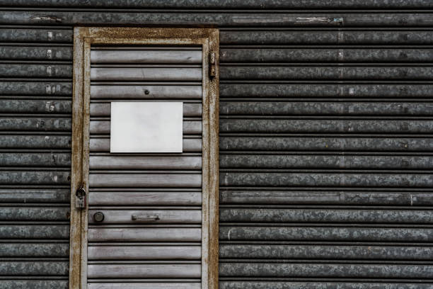 closeup de uma porta do metal encontrada tipicamente em edifícios - textured urban scene outdoors hong kong - fotografias e filmes do acervo