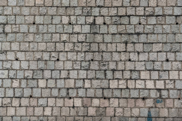 passagem da rua com parede de tijolo velha em hong kong - textured urban scene outdoors hong kong - fotografias e filmes do acervo