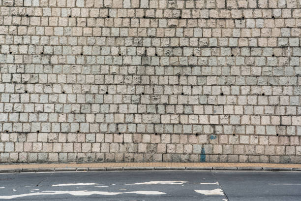 passagem da rua com parede de tijolo velha em hong kong - textured urban scene outdoors hong kong - fotografias e filmes do acervo