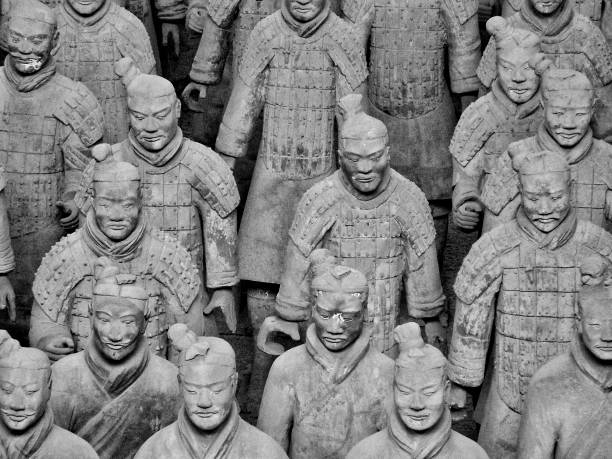 guerriers de terre cuite - terracotta soldiers xian terracotta tomb photos et images de collection