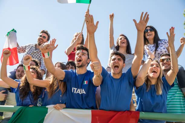 italiaanse voetbalfans vieren succes - italienische fußballnationalmannschaft stockfoto's en -beelden