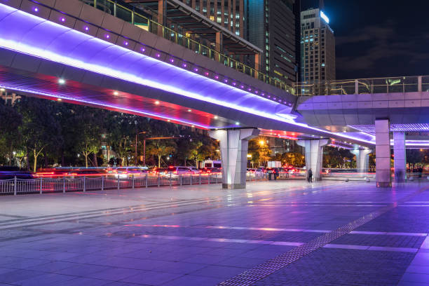 밤에는 중국 상하이의 금융 센터 플라자와 사무실 건물 - bridge architecture shanghai construction frame 뉴스 사진 이미지