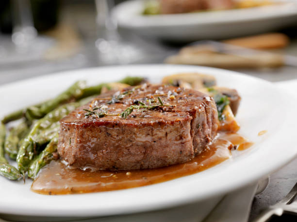 filete mediano raro filete mignon steak con salsa de champiñones, frijoles verdes asados y champiñones - steak plate gourmet beef fotografías e imágenes de stock