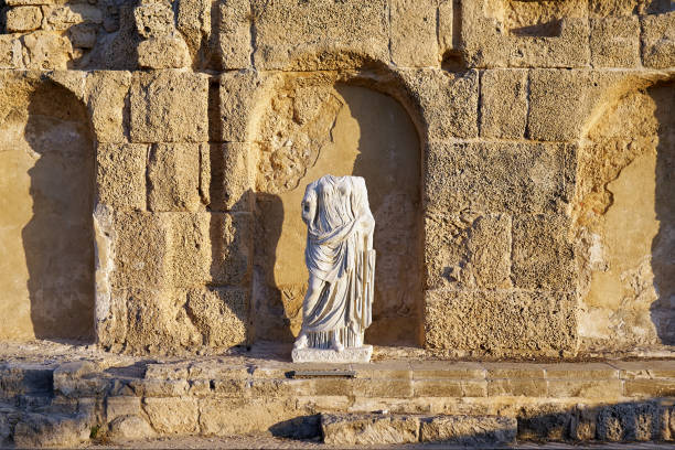 hermosa estatua romana antigua en cesarea, israel. - cherchell fotografías e imágenes de stock