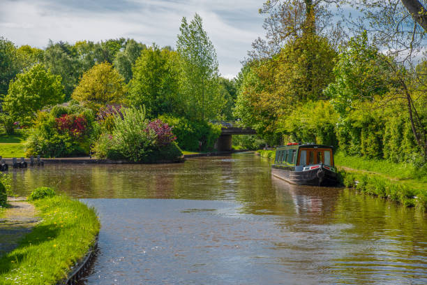 llangollen canal scenery - llangollen imagens e fotografias de stock