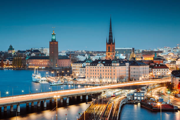 panorama d'horizon de stockholm au crépuscule, suède, scandinavie - riddarholmen photos et images de collection