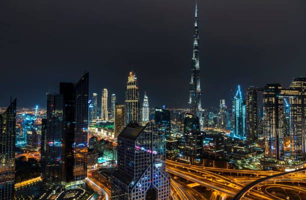 dubai, vae - 11. januar 2020: dubai skyline bei nacht mit burj khalifa, dem höchsten gebäude der welt und sheikh zayed road verkehr. - sheik zayed road fotos stock-fotos und bilder