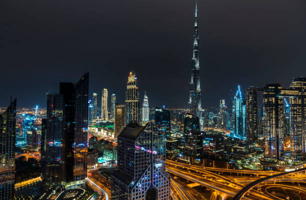 dubaj, zjednoczone emiraty wielkiej brytanii - 11 stycznia 2020: panorama dubaju w nocy z burdż chalifa, najwyższym budynkiem na świecie i ruchem sheikh zayed road. - sheik zayed road obrazy zdjęcia i obrazy z banku zdjęć