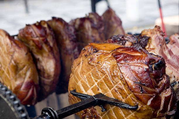 am spieß gebratene schwein - pig roasted spit roasted domestic pig stock-fotos und bilder