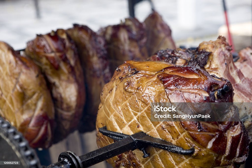 Porc rôti à la broche - Photo de Cochon domestique libre de droits