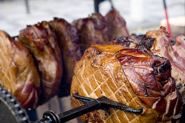 porco assado no espeto - roasted spit roasted roast pork barbecue grill imagens e fotografias de stock