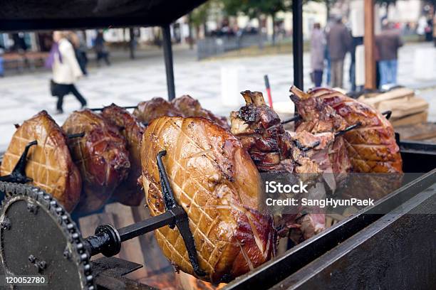 Cerdo Asado Al Pincho Foto de stock y más banco de imágenes de Asado al pincho - Asado al pincho, Barbacoa - Comida, Carne