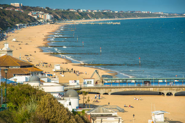 vistas elevadas da praia de bournemouth - bournemouth - fotografias e filmes do acervo