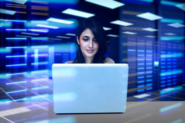 ingénieur informatique féminin dans le centre de données - data center network server cyberspace photos et images de collection