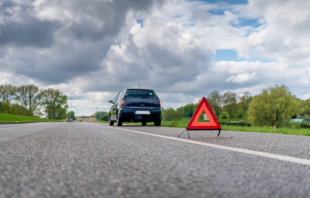 trójkąt ostrzegawczy przed samochodem z awarią - warning triangle triangle car warning sign zdjęcia i obrazy z banku zdjęć