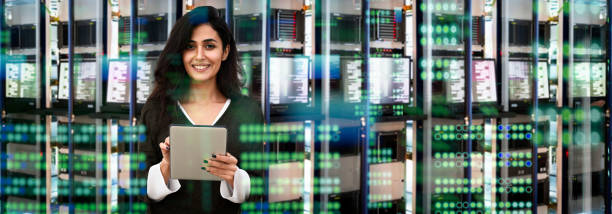 ingeniera de ti femenina en el centro de datos - data center computer programmer women fotografías e imágenes de stock