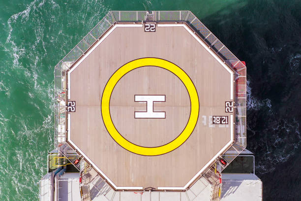 ponte dell'elicottero su una grande nave di rifornimento offshore - helipad foto e immagini stock