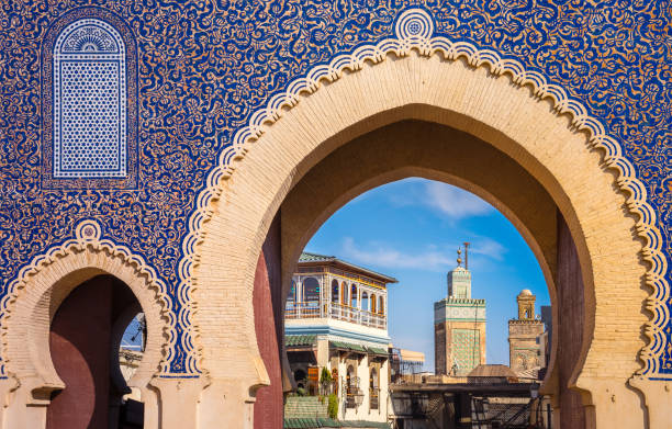 porta bab bou jeloud (la porta blu) situata a fes, marocco - ancient arabic style arch architecture foto e immagini stock