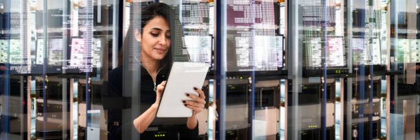 ingeniera de ti femenina en el centro de datos - computer programmer network server data center fotografías e imágenes de stock