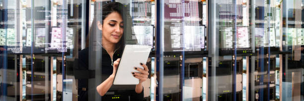 kobieta inżynier it w centrum danych - computer programmer network server data center zdjęcia i obrazy z banku zdjęć