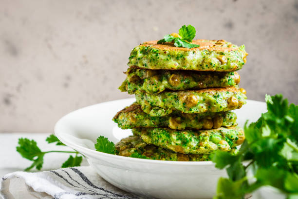 zielone brokuły i naleśniki grochowe. zdrowa koncepcja wegańskiej żywności. - parsley cilantro leaf leaf vegetable zdjęcia i obrazy z banku zdjęć