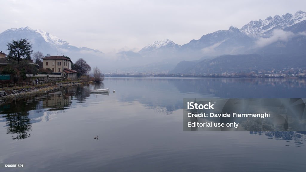 Lago Garlate da Pescate - Foto stock royalty-free di Acqua