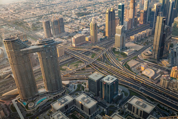 kreuzung scheich zayed straße in dubai, vereinigte arabische emirate - sheik zayed road fotos stock-fotos und bilder